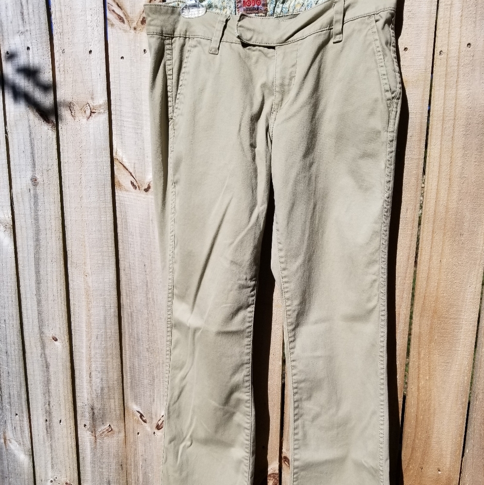 Khaki pants size 9 juniors, No Boundaries.